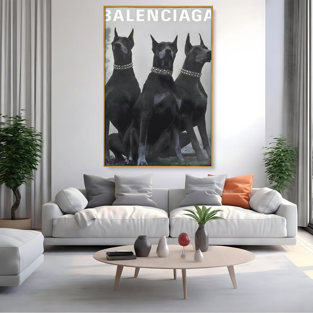 Tablou canvas cu tablou canvas cu trei dobermani, in rama de aluminiu auriu, pe perete intr-un living